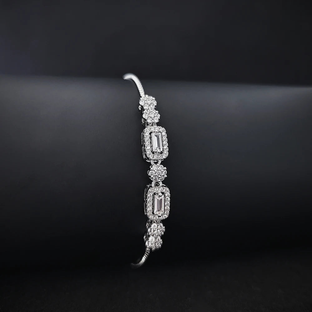 Laura Classic Silver Bracelet with Timeless Elegance