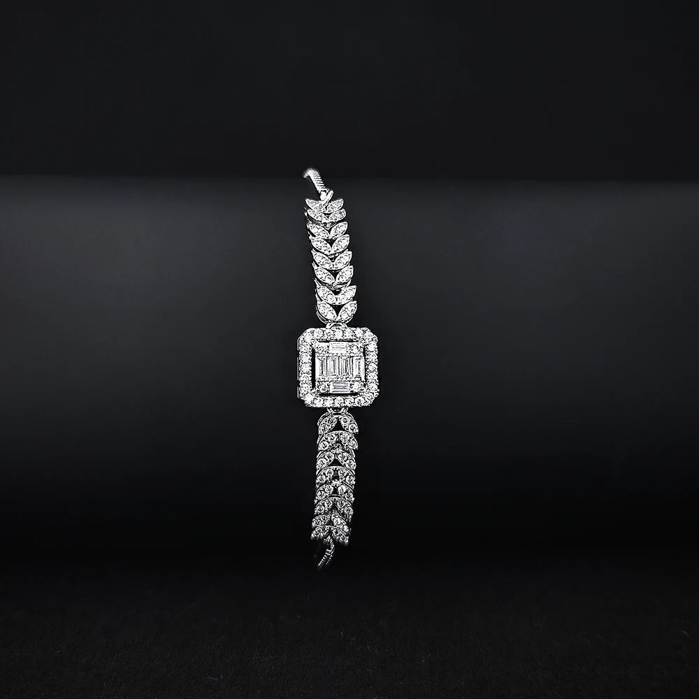 Laura Classic Silver Bracelet with Timeless Elegance
