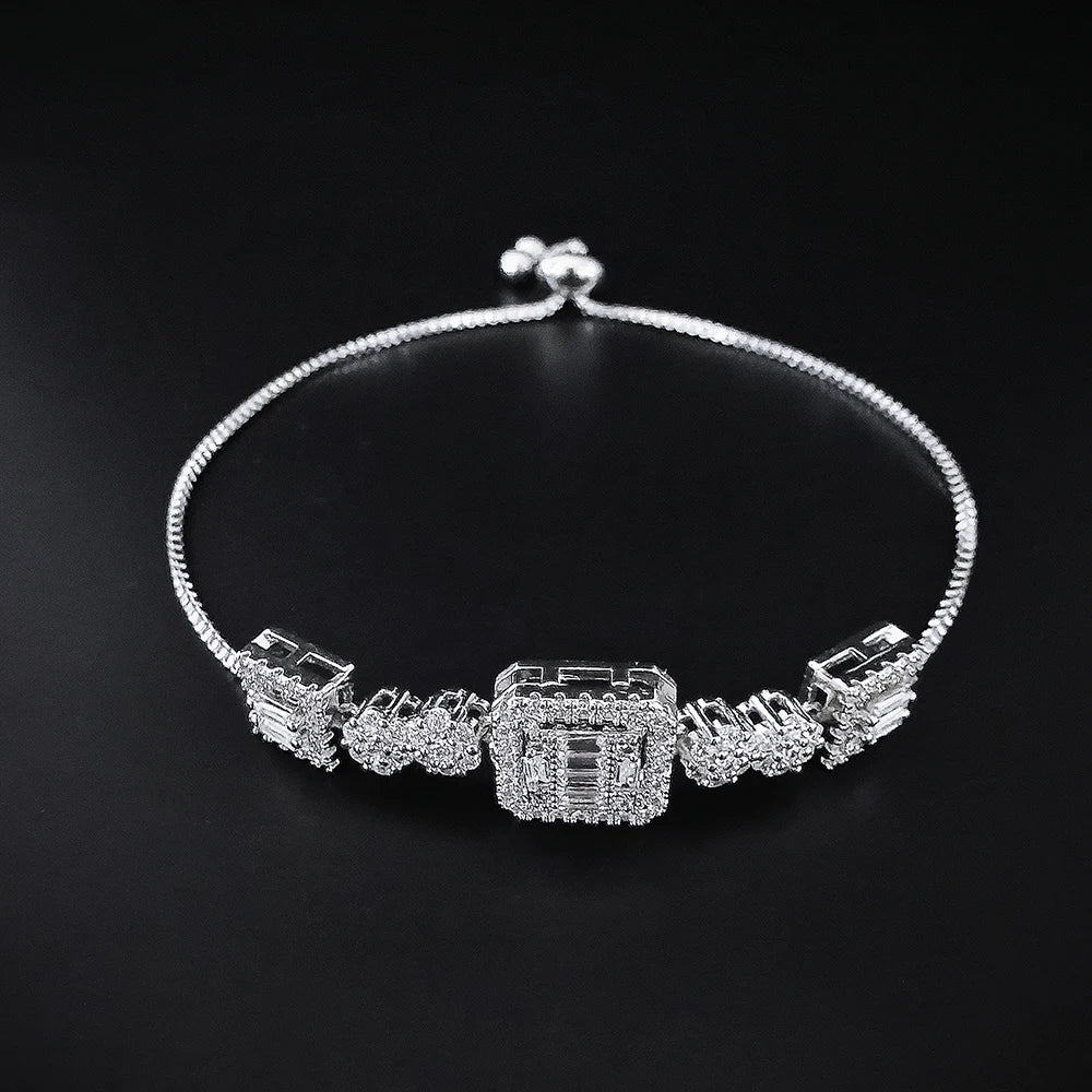 Laura Classic Silver Bracelet with Timeless Elegance